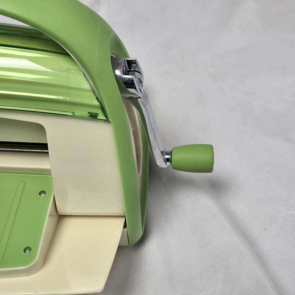 Cutterbug Plastic Die Cutting And Embossing Machine No Plates - Picture 5 of 5